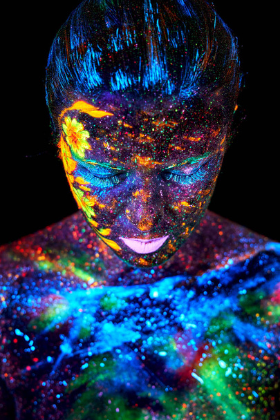 creatieve lente bloemen uv portret gloeien in neon lichaam kunst schilderen - Foto, afbeelding