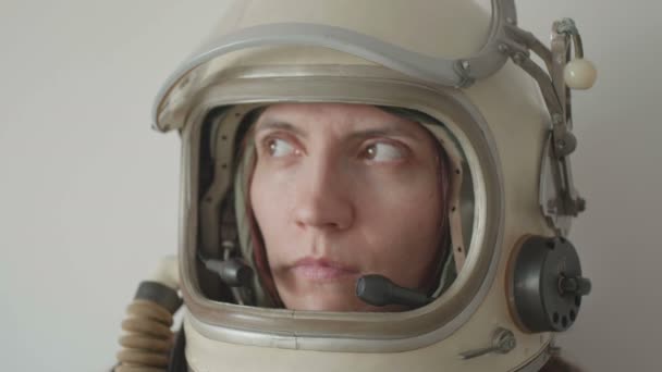 Retro vrouwelijke astronaut portret. - Video