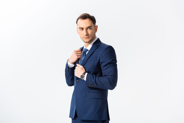 exitoso joven hombre de negocios en traje azul mirando hacia otro lado aislado en blanco
 - Foto, imagen