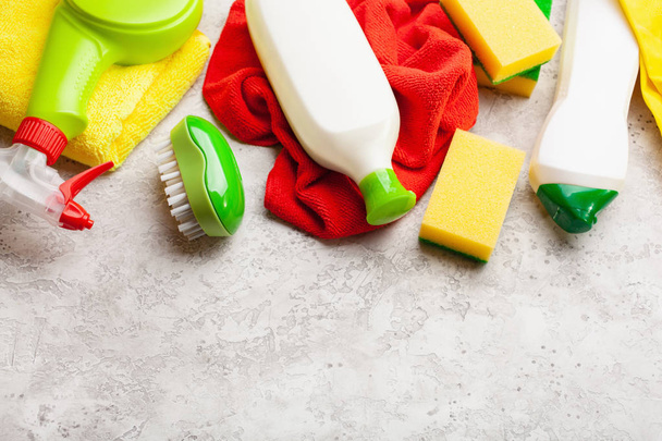 schoonmaakmiddelen huishoudelijke chemicaliën spuitborstel spons handschoen - Foto, afbeelding