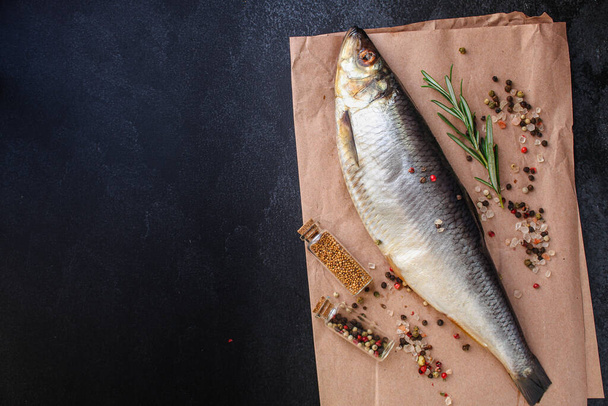 Ringa balığı (sağlıklı yiyecekler, tuzlanmış çiğ ve baharatlar) menü konsepti. Yemek geçmişi. Üst Manzara. Boşluğu kopyala - Fotoğraf, Görsel