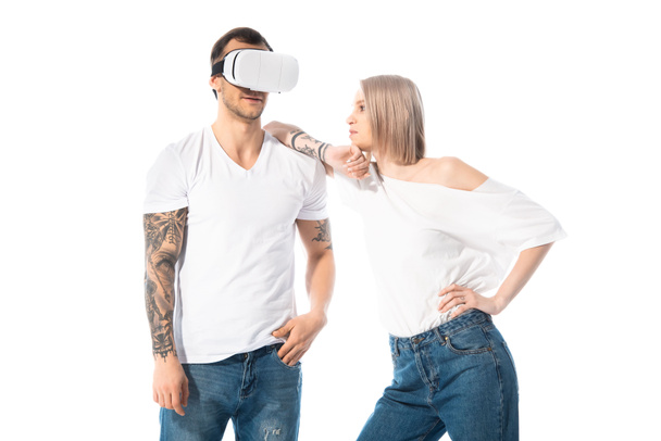 young tattooed man in vr headset near girlfriend isolated on white - Foto, afbeelding
