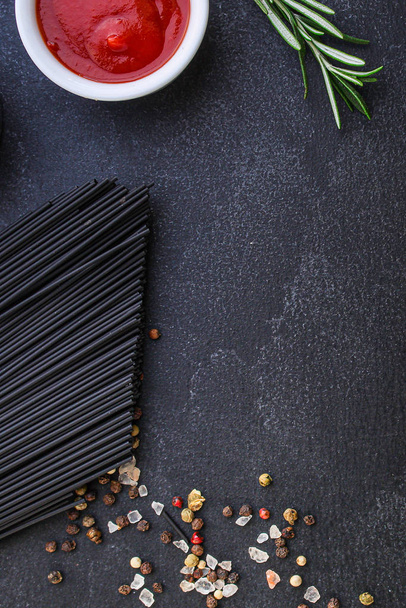 tészta spagetti tintahal tintával (egészséges táplálkozás, fekete szín) menü koncepció. élelmiszer háttér. Kiváló kilátás. másolás helye - Fotó, kép