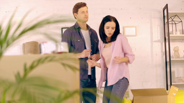 Jeune couple dansant près de paquets dans une nouvelle maison
 - Séquence, vidéo