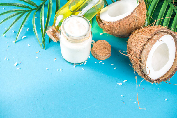 Kokosový olej s čerstvým kokosovým ořechy - Fotografie, Obrázek