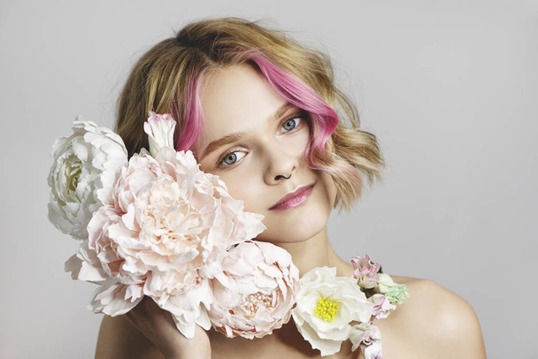 Beautiful girl with pink hair and flowers. - Φωτογραφία, εικόνα