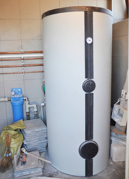 Caldera de condensación, tanque de agua caliente de la caldera combinada para la calefacción de la casa en la sala de calderas
 - Foto, imagen