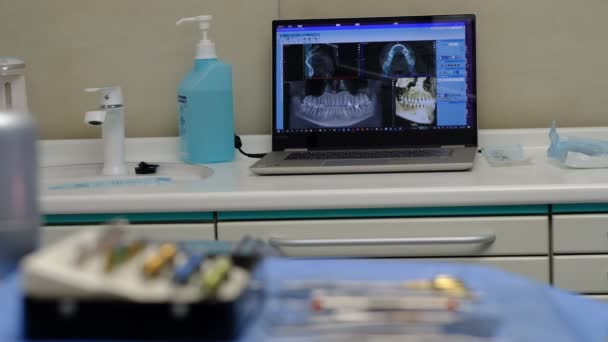 Dentista trata y blanquea los dientes en un paciente en la clínica
 - Metraje, vídeo