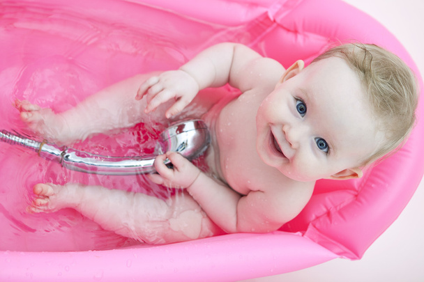 ευτυχισμένο μωρό σε μια μπανιέρα - Φωτογραφία, εικόνα