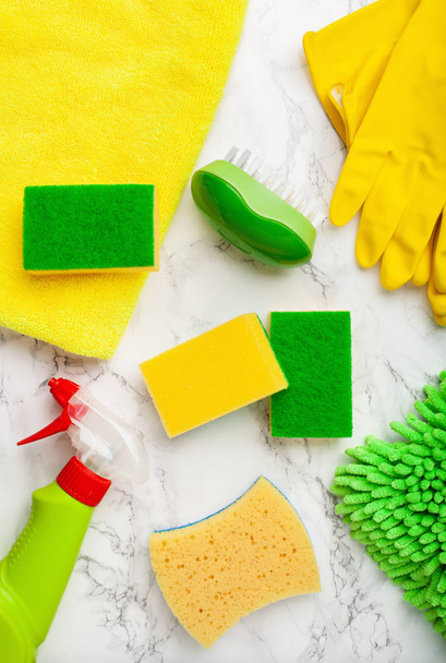 środki czystości chemikalia domowe spray szczotka rękawica gąbka - Zdjęcie, obraz