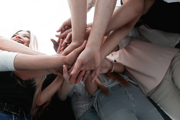 крупний план. різноманітні молоді люди демонструють свою єдність
 - Фото, зображення