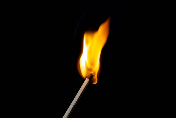 Flamme am Streichholz über schwarzem Hintergrund mit Platz für Tex - Foto, Bild