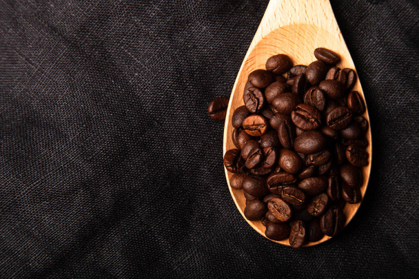 Composition with a coffee beans on a linen napkin for background - Foto, afbeelding