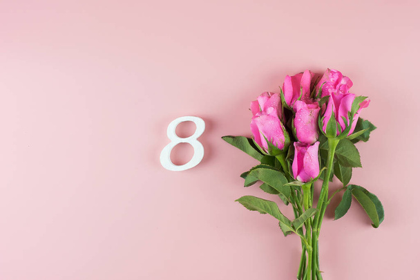 Ροζ τριαντάφυλλο λουλούδι και 8ο αριθμό σε ροζ φόντο με αντίγραφο spa - Φωτογραφία, εικόνα
