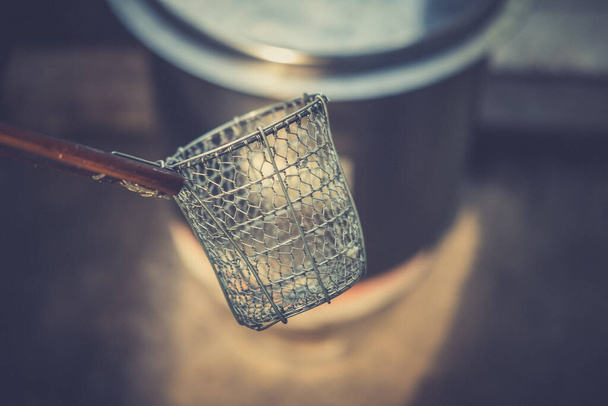 Coador de macarrão de malha de arame de aço tailandês tradicional
 - Foto, Imagem