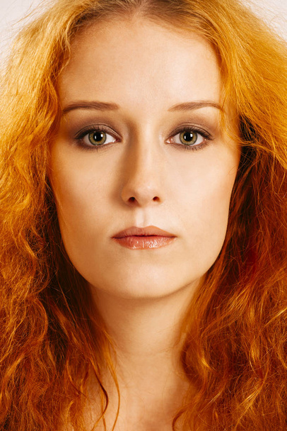 Kaunis nainen, jolla on kiharat punaiset hiukset
 - Valokuva, kuva