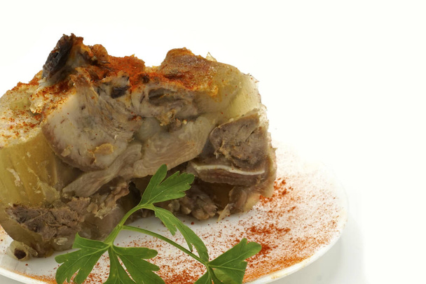 伝統的なルーマニアの自家製ポークトロッターゼリー料理はピフィティと呼ばれます。パプリカと新鮮なパセリを添えて豚肉の肉で作られたゼリー状の豚肉のアスペック. - 写真・画像