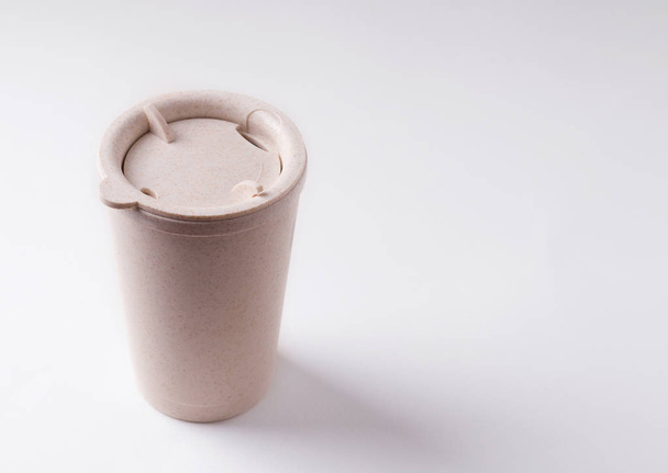 Copa reutilizable hecha de paja sobre un espacio de copia de fondo blanco
 - Foto, Imagen