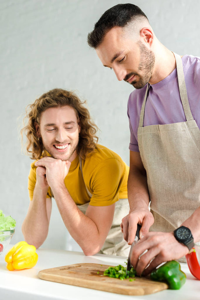 brodaty homoseksualista gotowanie obok partner w domu  - Zdjęcie, obraz