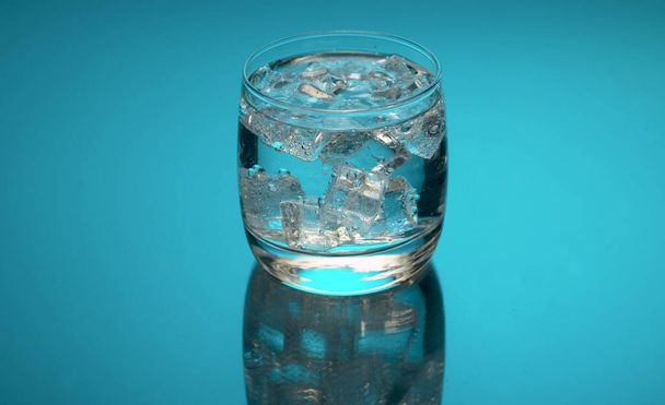 Tonic sprudelndes Wasser in einem Glas mit Eis - Foto, Bild