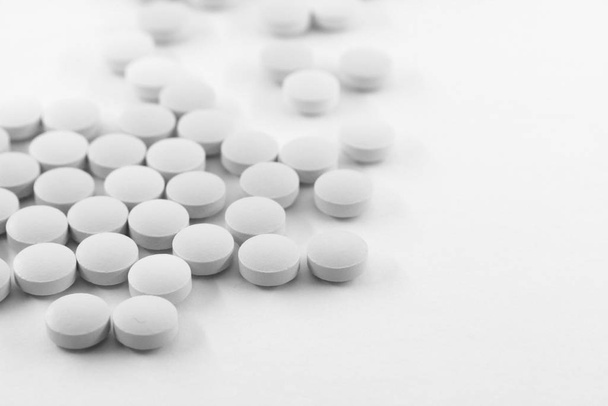 Pillola sul tavolo, pillole mediche bianche
 - Foto, immagini