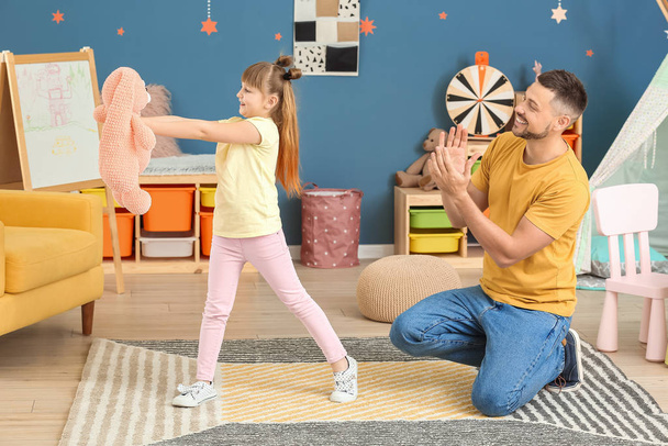 Ojciec i jego córeczka tańczą w domu - Zdjęcie, obraz