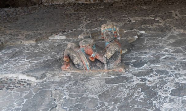 Chac mool na platformie świątyni Tlaloc. Boże deszczu. Fragment Wielkiej Świątyni (Templo Mayor) Szczegóły starożytnych azteckich ruin. Zdjęcie z podróży. Meksyk. - Zdjęcie, obraz
