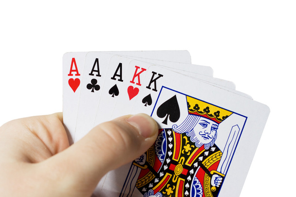 man bedrijf kaarten in de hand, het spelen van poker - Foto, afbeelding