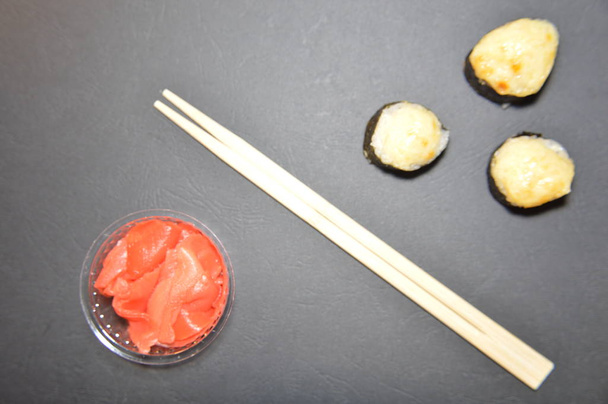 Különböző sushi szettek egy japán étteremből a háttérben. - Fotó, kép