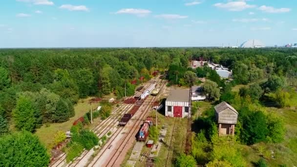 Ilmakuva hylätyistä ruosteisista junista Pripyatissa Tsernobylin lähellä
 - Materiaali, video