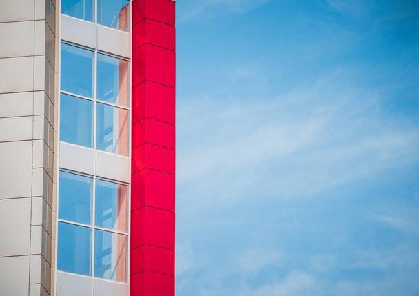 червоно-синій фасад міських будівель
 - Фото, зображення