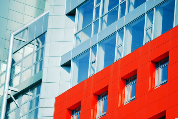 Része a homlokzat modern épület piros és kék - Fotó, kép
