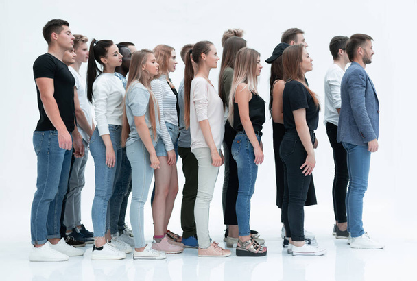 boční pohled. skupina různorodých mladých lidí stojících v řadě - Fotografie, Obrázek