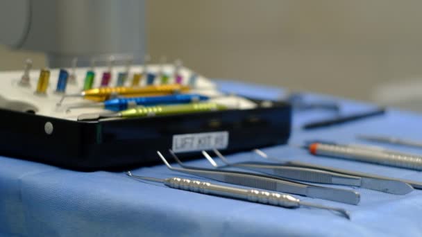 Οδοντίατρος εκτελεί μια χειρουργική επέμβαση σε έναν ασθενή δόντια - Πλάνα, βίντεο
