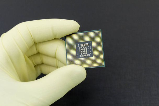Желтая перчатка с микрочипом процессора процессора
. - Фото, изображение