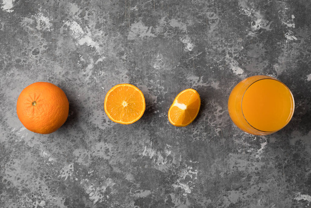Ένα βήμα προς βήμα διαδικασία συμπίεσης ενός φρέσκου πορτοκαλιού σε υγιεινό χυμό - Φωτογραφία, εικόνα