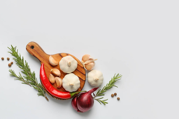 Garlic, spices and herbs on white background - Foto, afbeelding