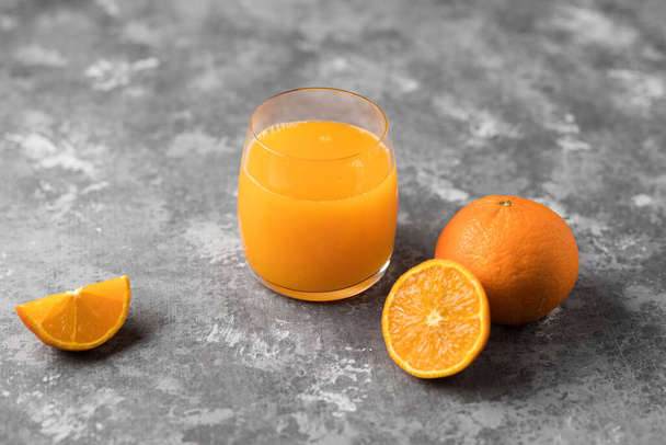 Un zumo de naranja recién exprimido en un vaso transparente
 - Foto, imagen