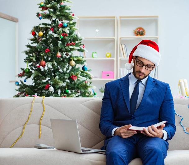 Biznesmen pracujący w domu podczas świąt Bożego Narodzenia - Zdjęcie, obraz