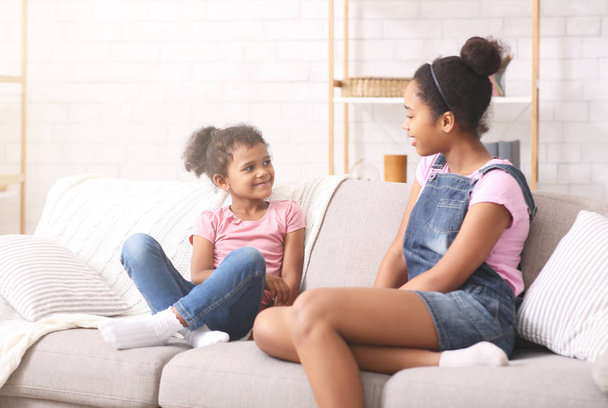 Boldog afro-amerikai nővérek kommunikálnak otthon - Fotó, kép