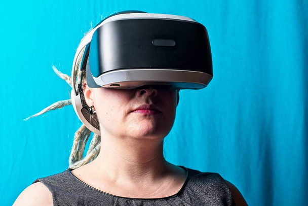 Молода жінка з VR-шоломом на
 - Фото, зображення