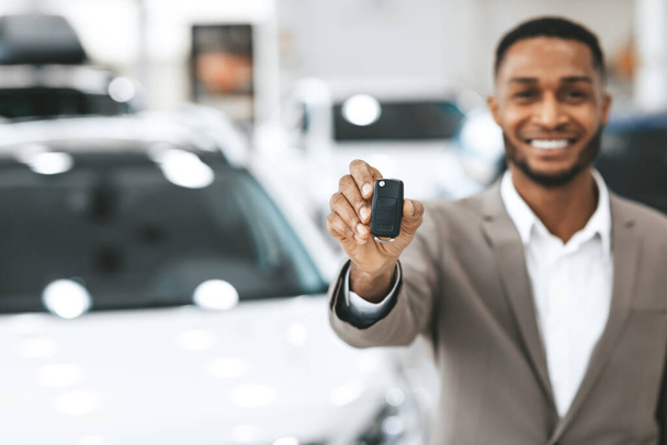 Agent Showing Car Key Standing In Automobile Rental Office - Φωτογραφία, εικόνα
