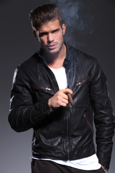 革のジャケットでは若い男の喫煙 - 写真・画像