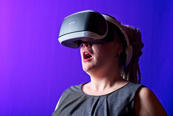 Mujer joven con casco VR - Foto, Imagen