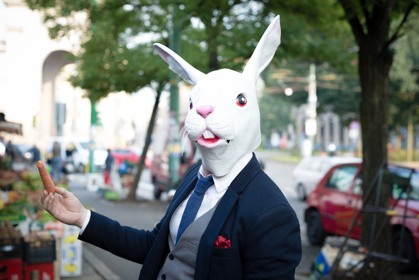 кроляча маска людина з морквою
 - Фото, зображення