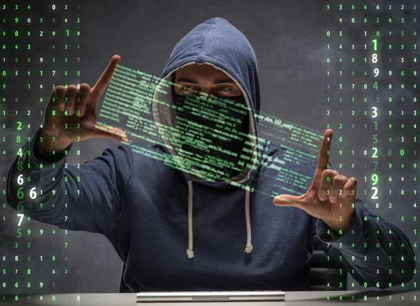 Jeune hacker dans le concept de sécurité des données - Photo, image