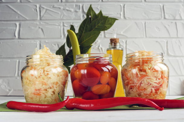 Alimentos fermentados. Sauerkraut, tomates salados sobre un fondo blanco. Comida vegetariana
. - Foto, Imagen
