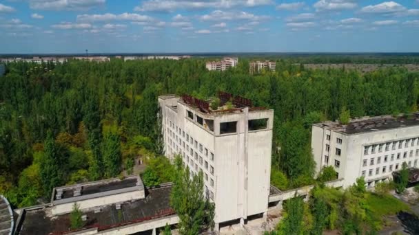 Luchtfoto van verlaten hotel en straten in de stad Pripyat bij Tsjernobyl - Video