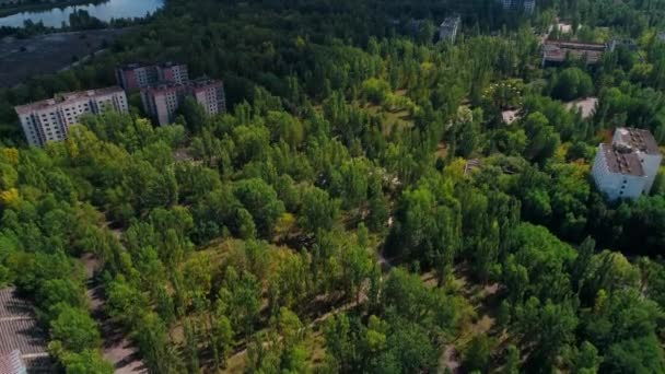 Widok z lotu ptaka na opuszczone budynki i ulice w mieście Prypeć koło Czarnobyla - Materiał filmowy, wideo