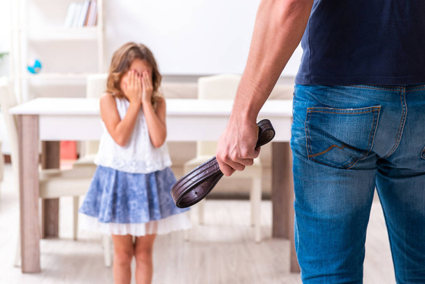 Padre enojado castigando a su hija
 - Foto, imagen